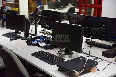 雙監控屏幕筆記本電腦 現代辦公室的技術開發引擎